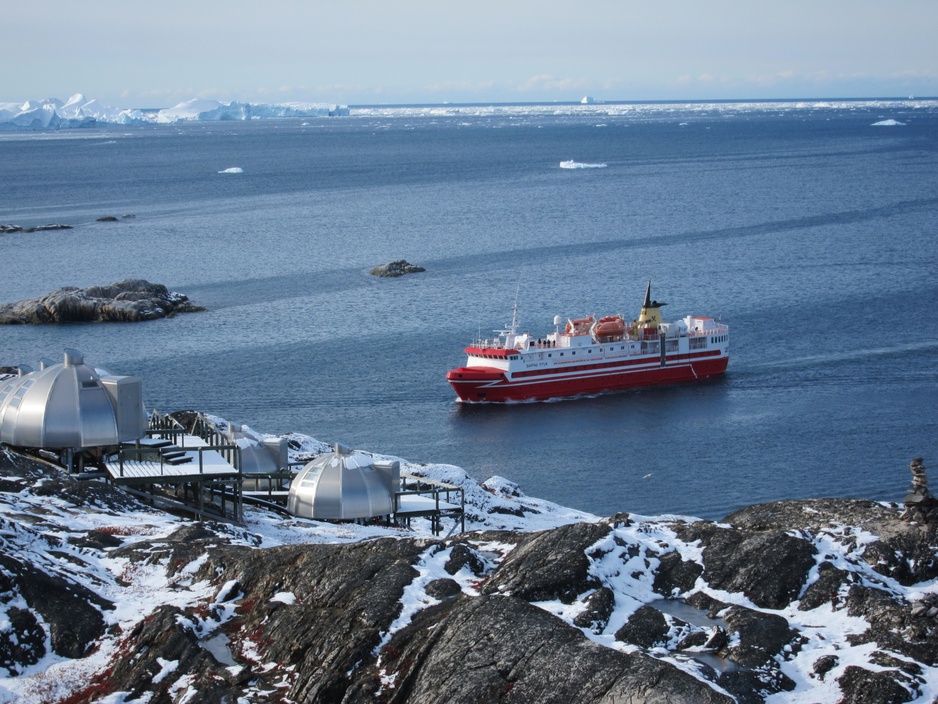 Hotel Arctic Igloos and ship