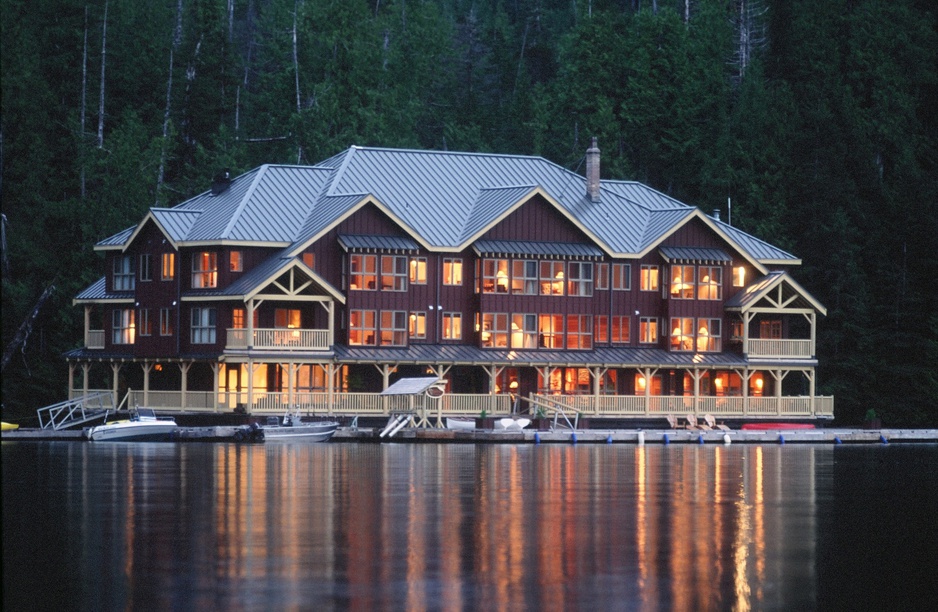 King Pacific Lodge at night