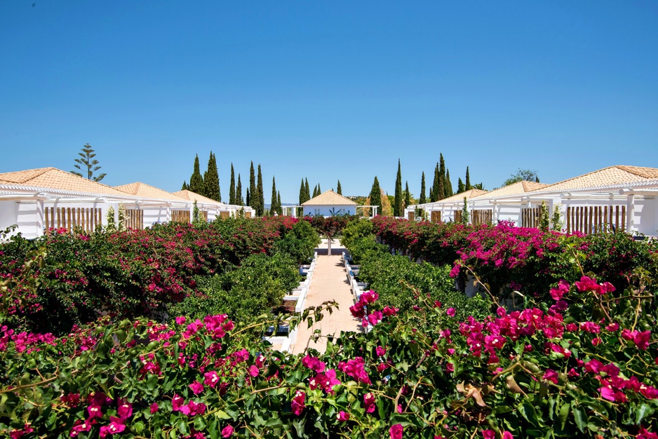 Vila Monte garden with flowers and suites