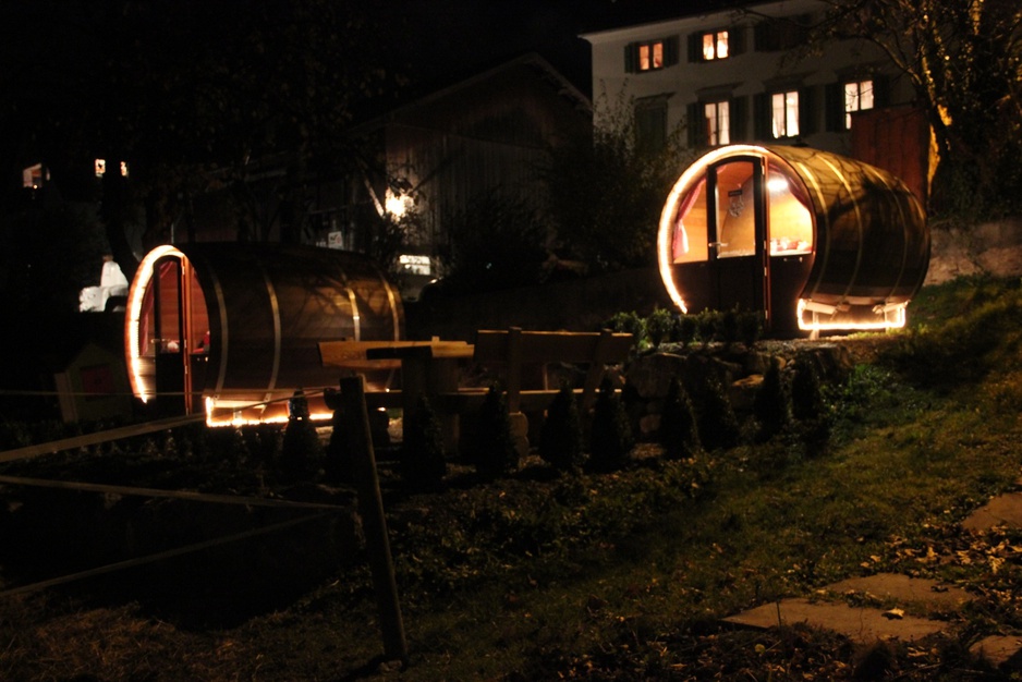 Schlaf-Fass barrels at night