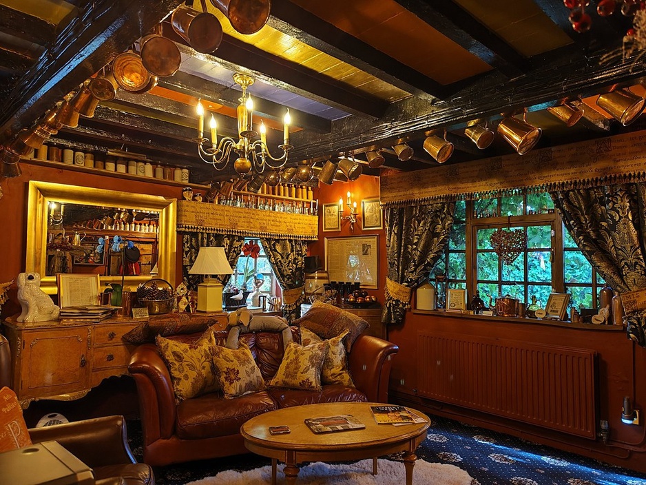 Wizards Thatch Camelot Suite Living Room