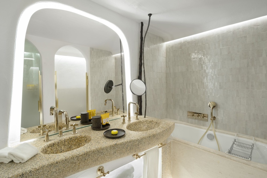 Contemporary Luxury Suite Bathroom