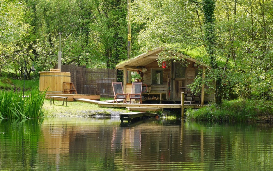 Cabin On The Lake With Green Roof