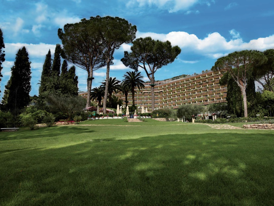 Rome Cavalieri green exterior