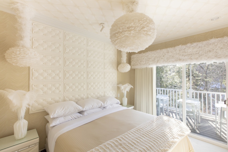 Fantasy Tower Cottages - Lost Horizon Light Bedroom