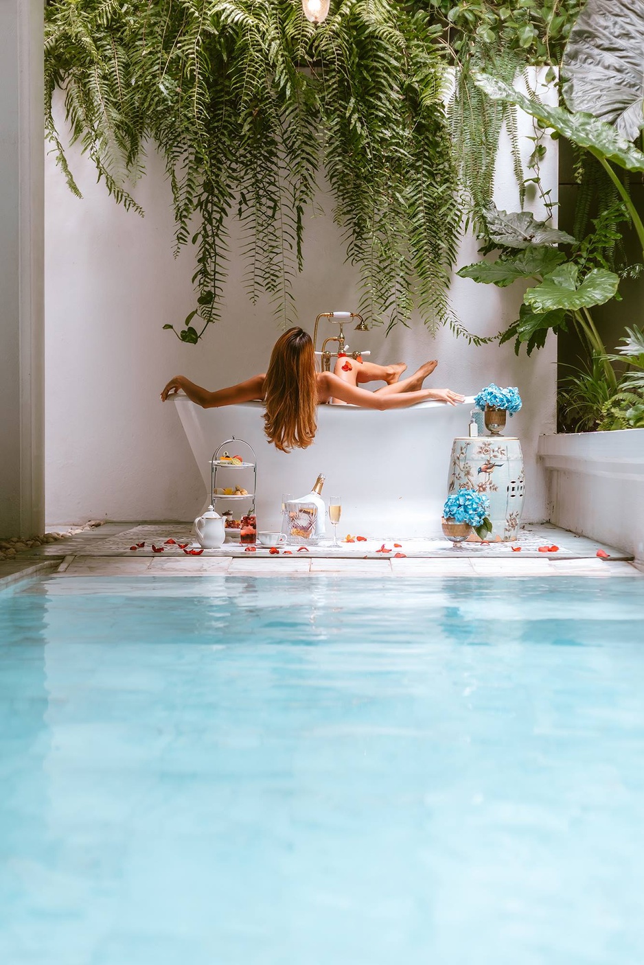 The Inside House Waterfall Pool Suite Bathtub