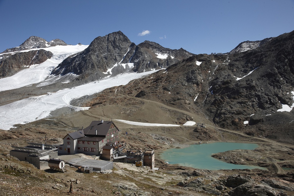 Schutzhütte Schöne Aussicht Next to a Lake