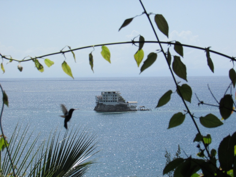 Villa on Dunbar Rock from far