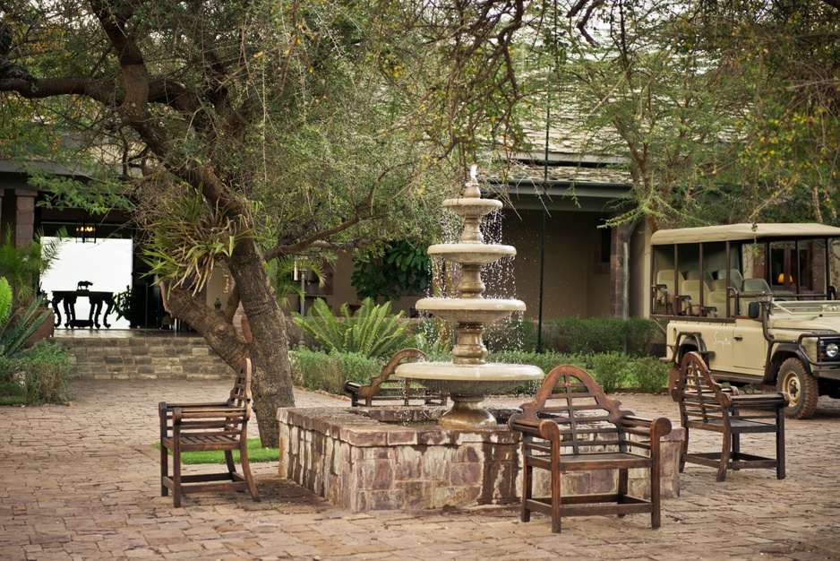 Singita Sasakwa Lodge safari jeep, fountain and main entrance