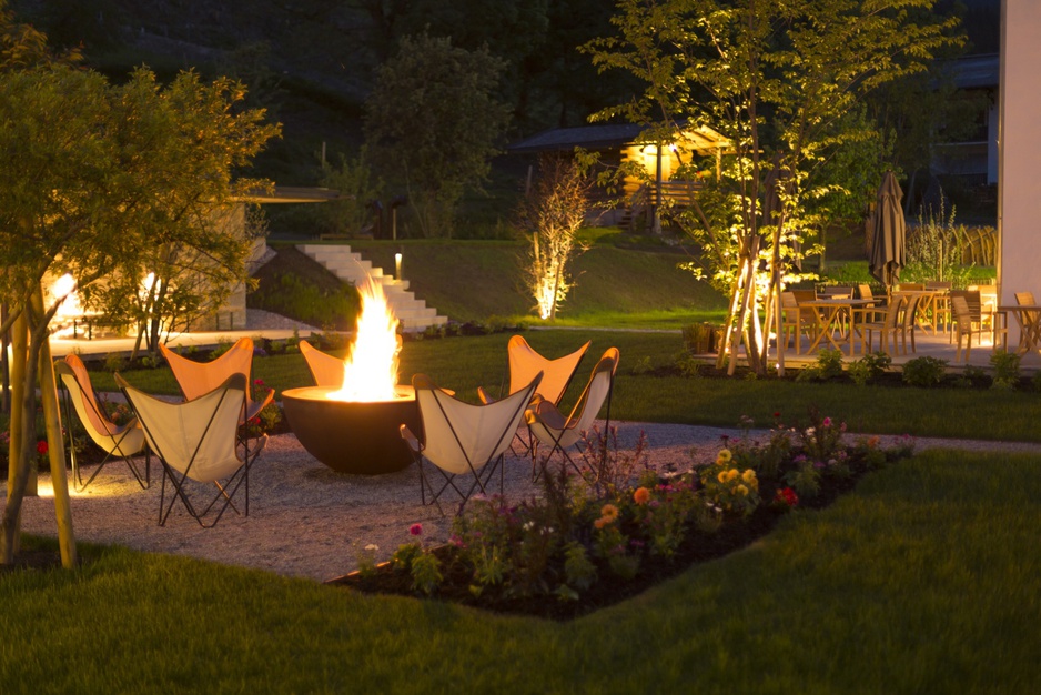 Wiesergut Hotel garden with fireplace