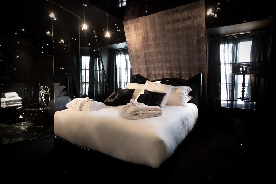 Seven Hotel black room