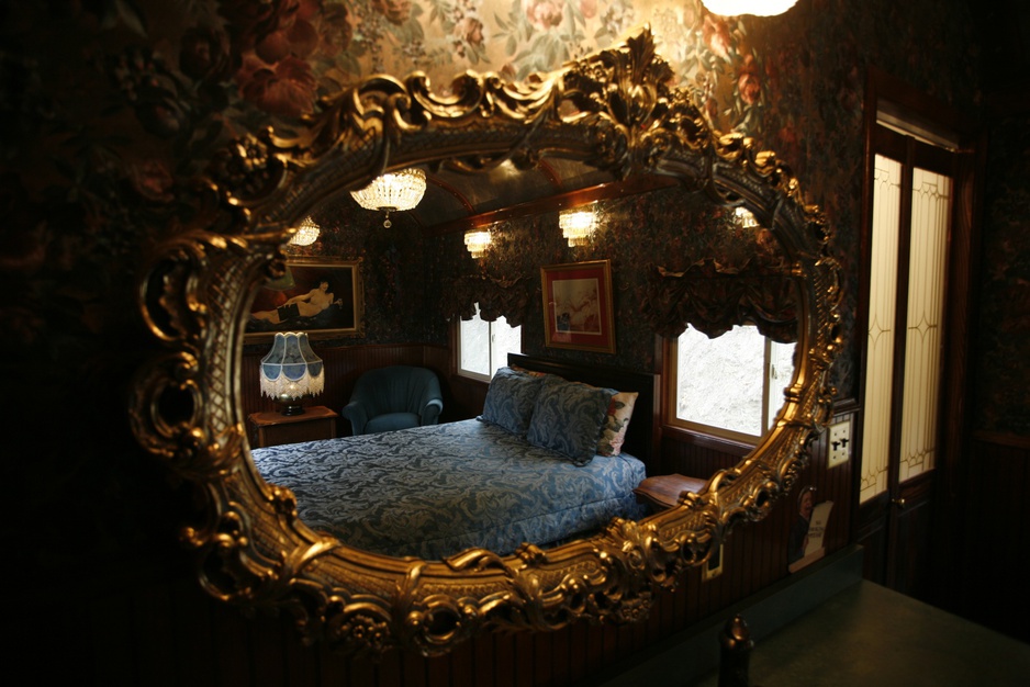 Aurora Express mirror of a room