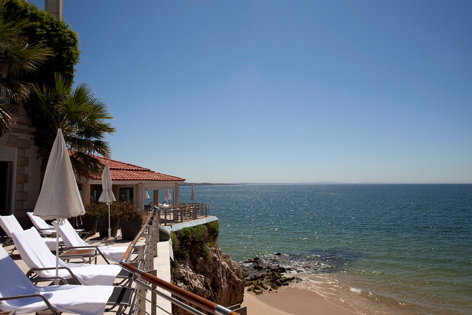 Albatroz Seafront Hotel terrace and the beach