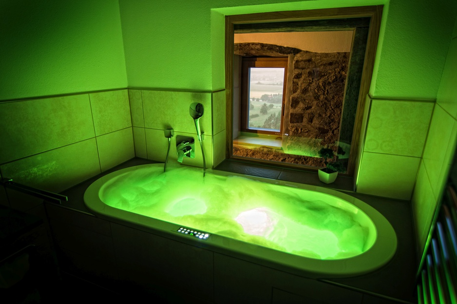 Burg Colmberg Hotel Bathroom with Window