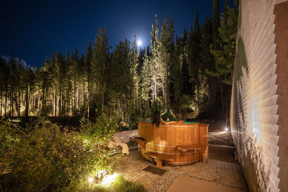 Euphoria Retreat Wooden Hot Tub