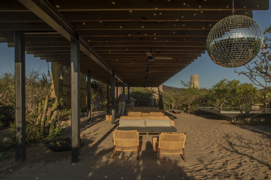 Hotel Terrestre outdoor dining place with a disco ball