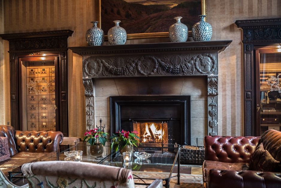 Schlosshotel Im Grunewald fireplace