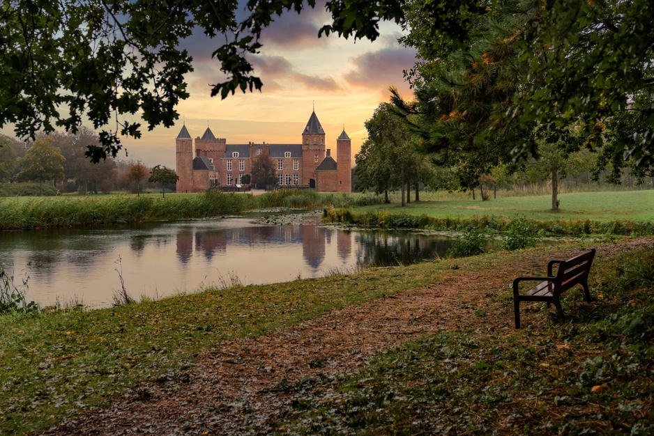 Stayokay Domburg Hostel Westhove Castle With Pond