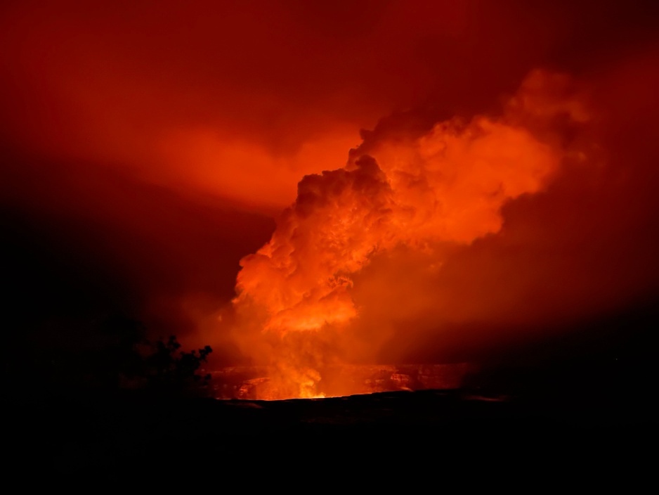 The glow from the lava lake in the Halemaʻumaʻu pit crater