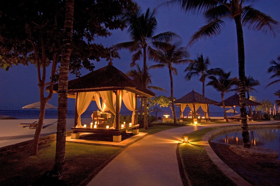 Conrad Bali romantic dinner