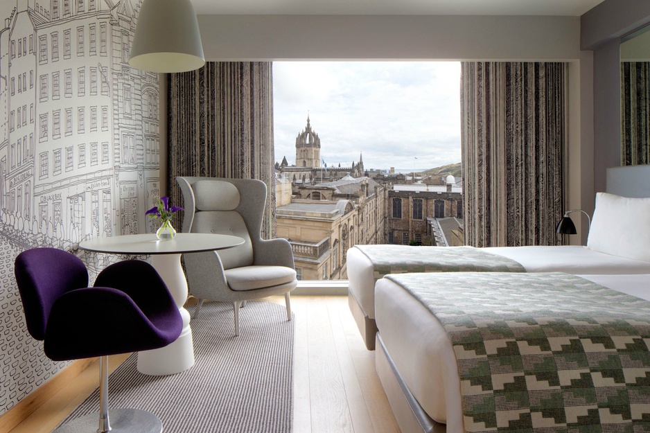 Royal Mile Edinburgh bedroom with panorama