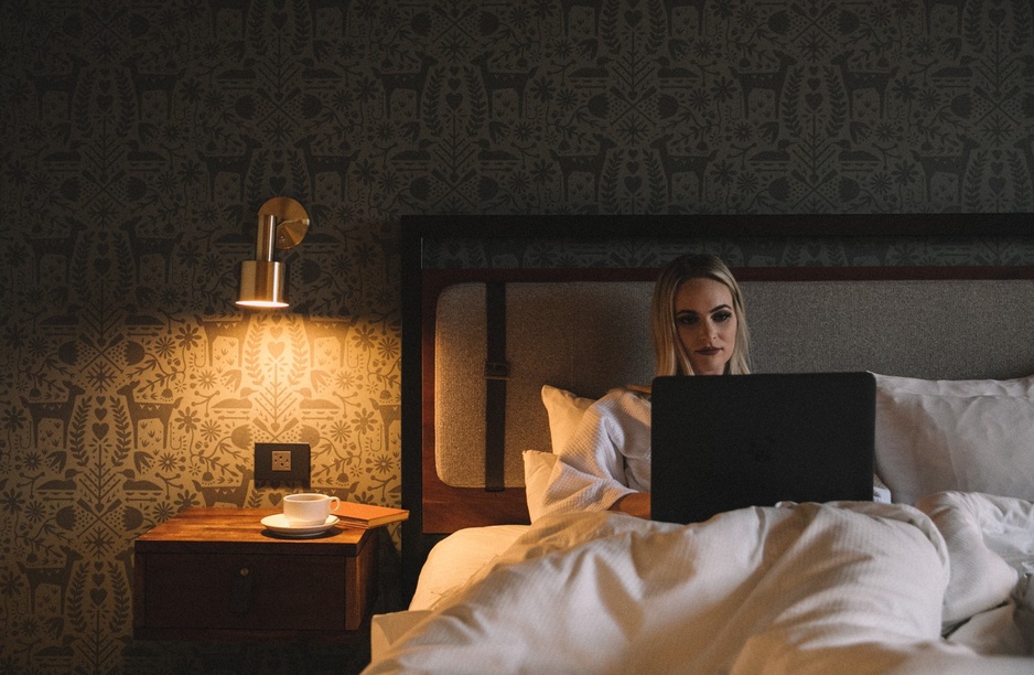 Hewing Hotel Laptop In The Bed