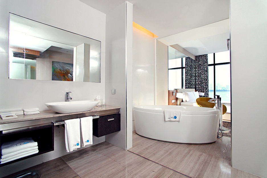 Deluxe Suite bath tub