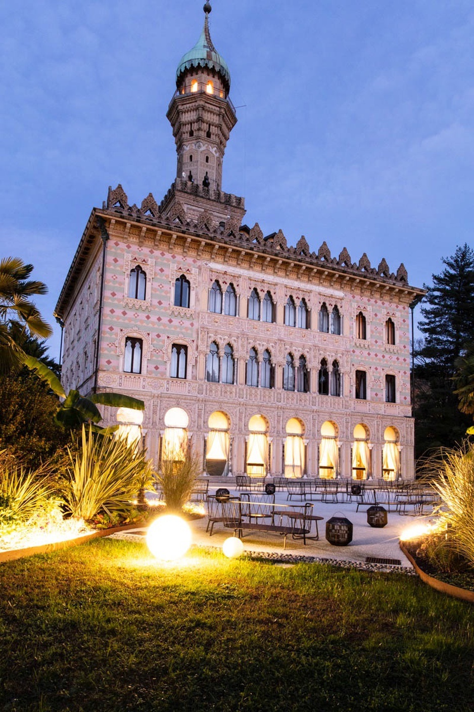 Villa Crespi Hotel Courtyard At Night