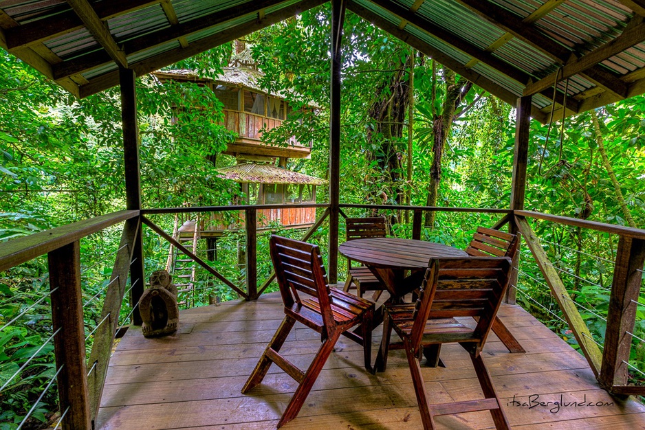 Mis Ojos treehouse balcony