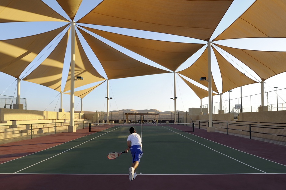 Qasr Al Sarab Desert Resort tennis court