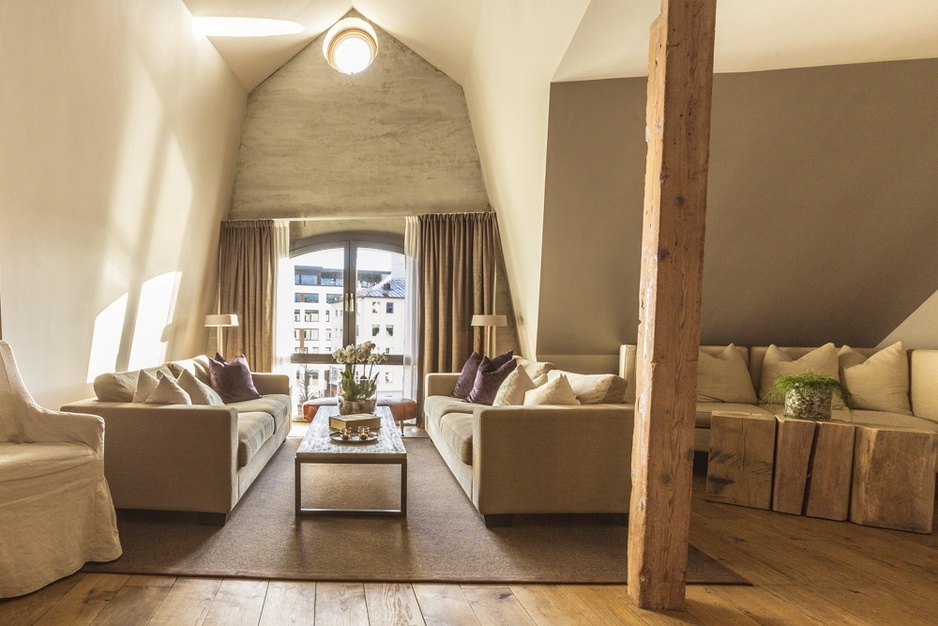 Hotel Brosundet living room with wooden beams