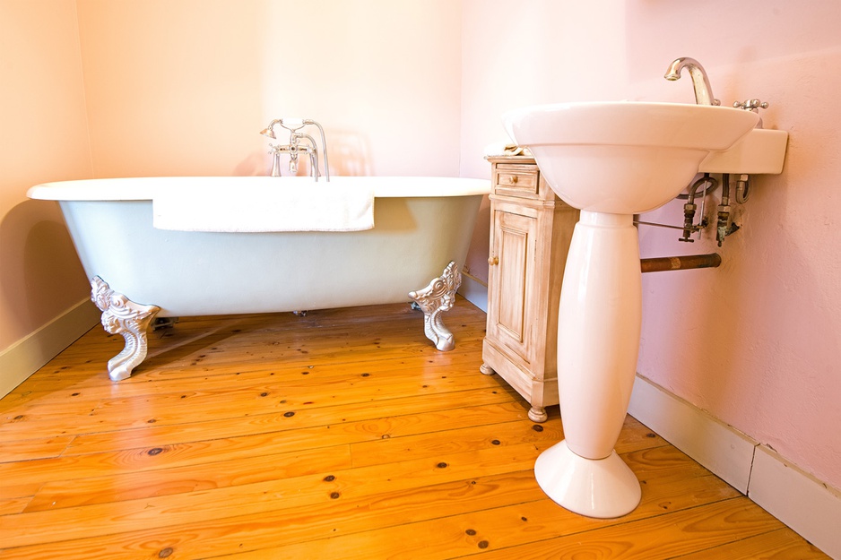 Vintage bathroom with tub