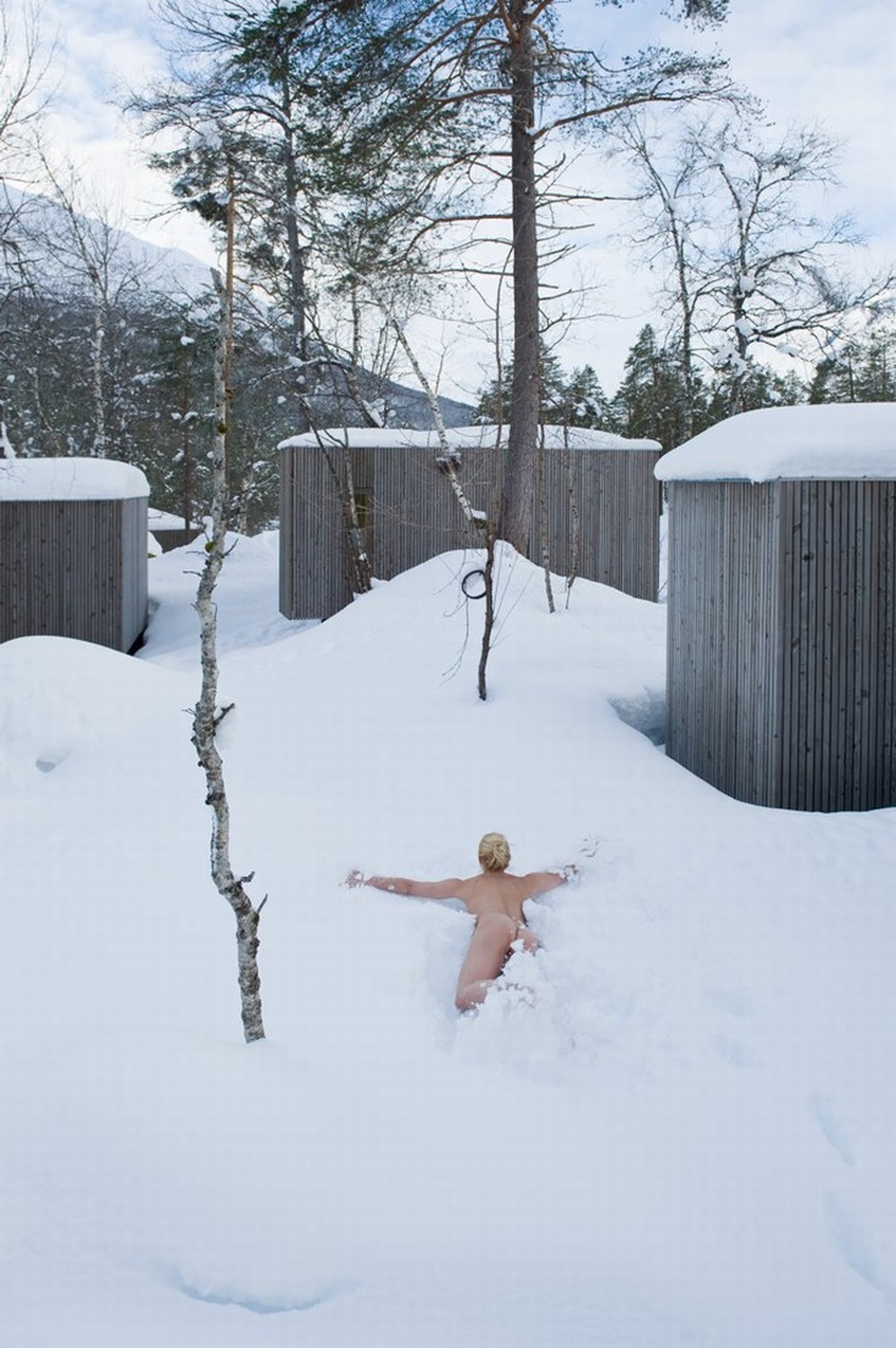 Naked woman jumps to the snow from after the sauna