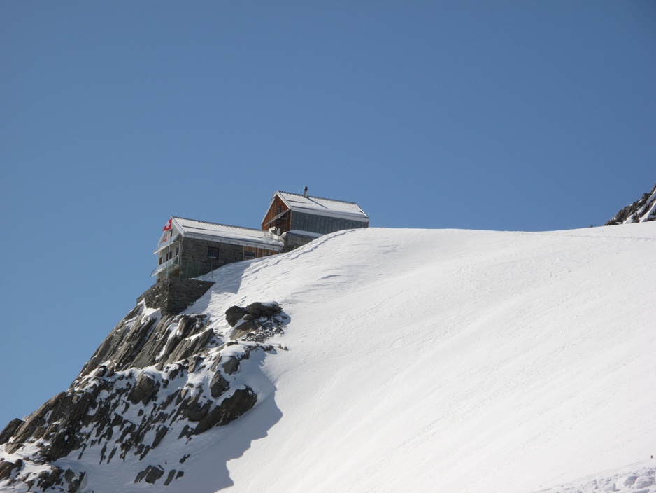 Hollandia Hütte on the cliff