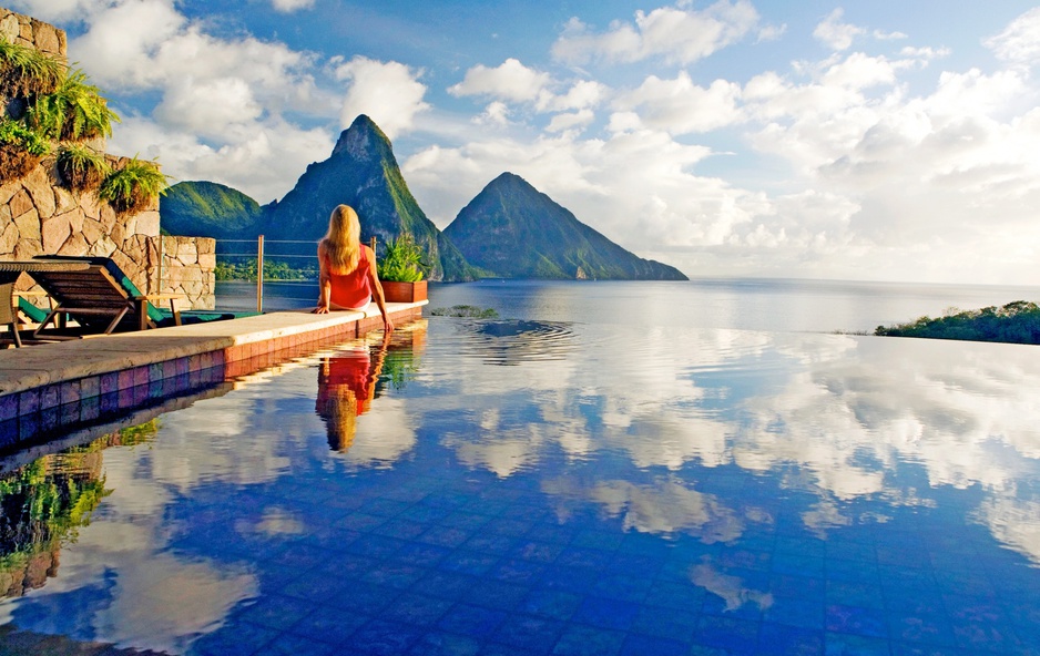 Infinity pool with sea view