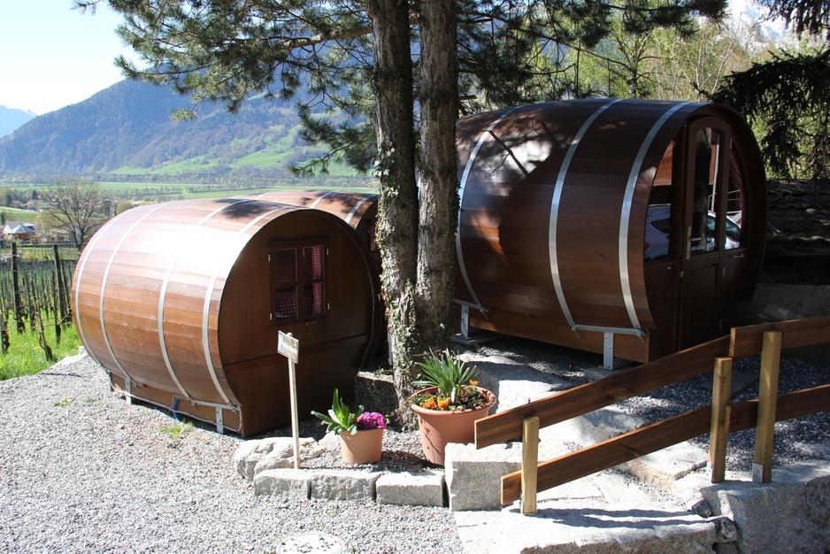 Schlaf-Fass barrels with mountains in the background