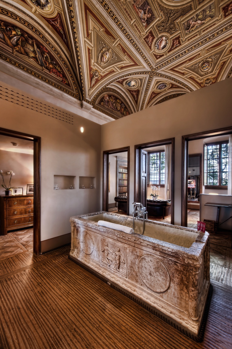 Il Salviatino antique bathroom