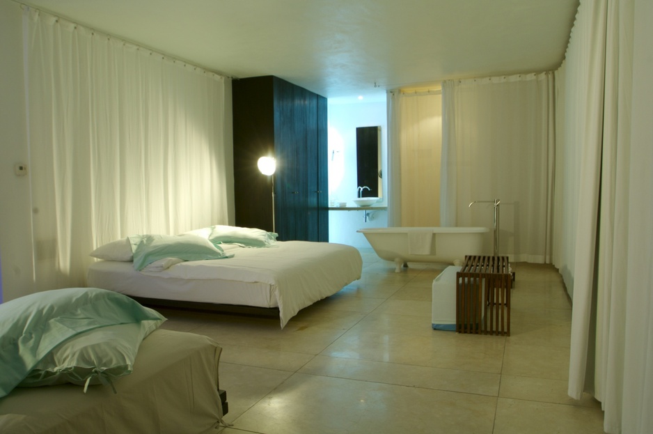 Deseo hotel room