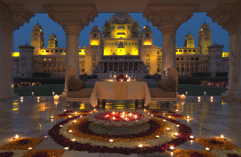 Romantic dining with the palace in the background