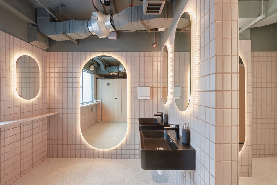 KINN Capsule Hotel Bathroom