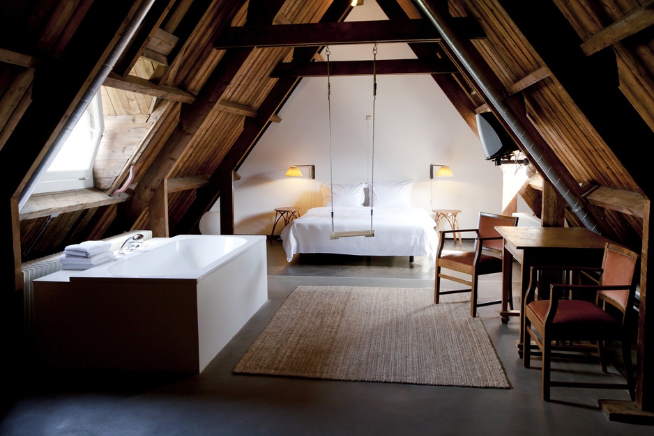 Lloyd Hotel attic room with bathtub