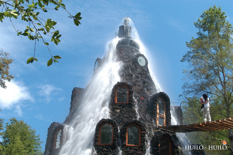 Montana Magica Lodge with wooden bridge connection