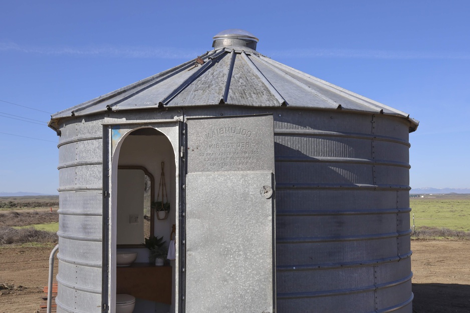 Big Idaho Potato Hotel Bathroom Silo