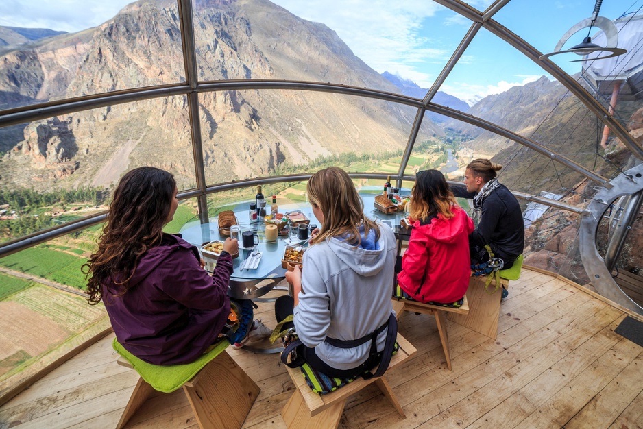 People dining at the Skylodge Adventure Suites