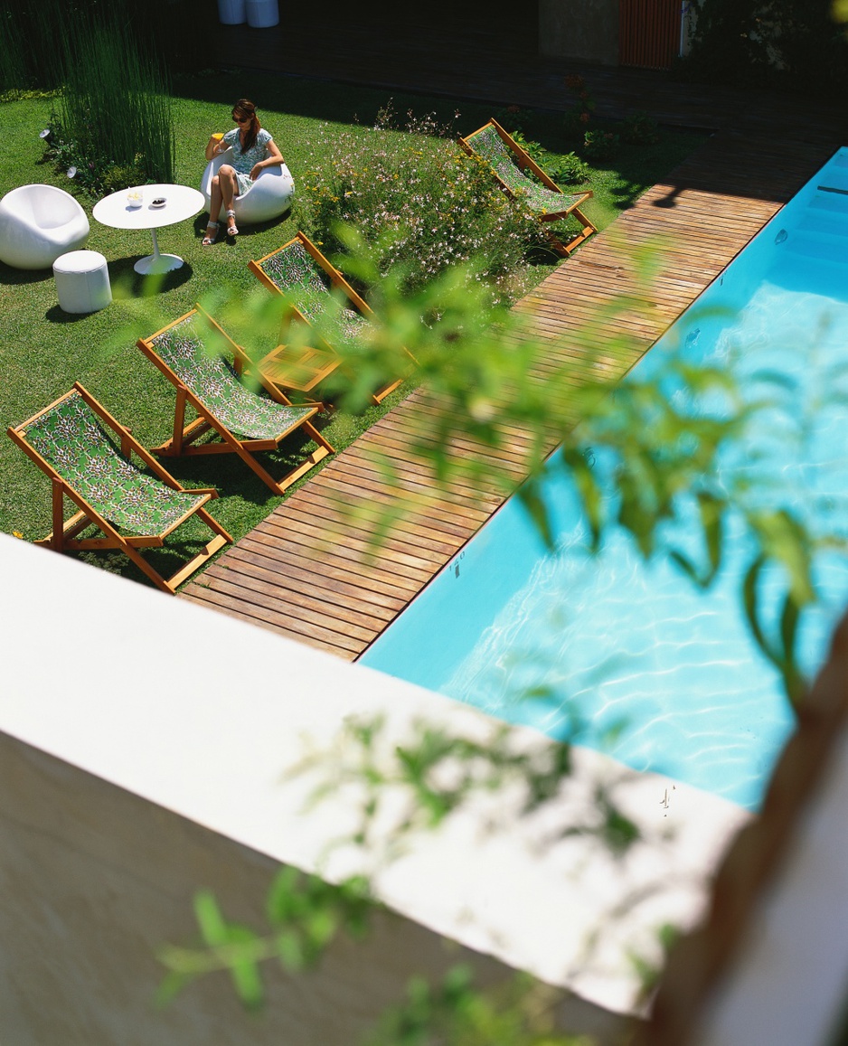 Home Hotel Buenos Aires sitting at the swimming pool