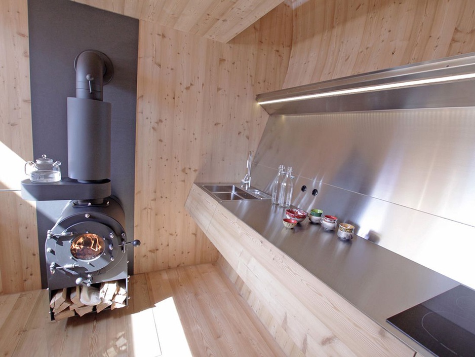 Ufogel kitchen and fireplace