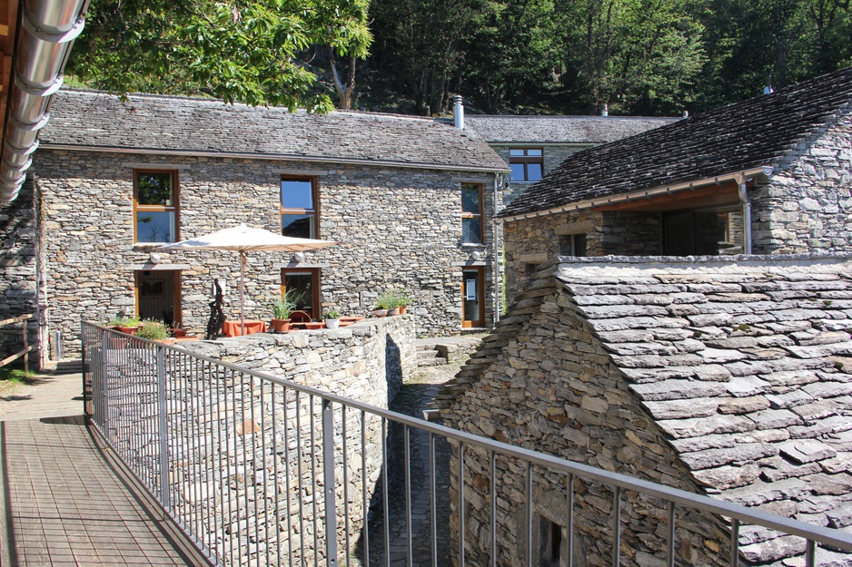 Curzùtt hostel exterior with terrace