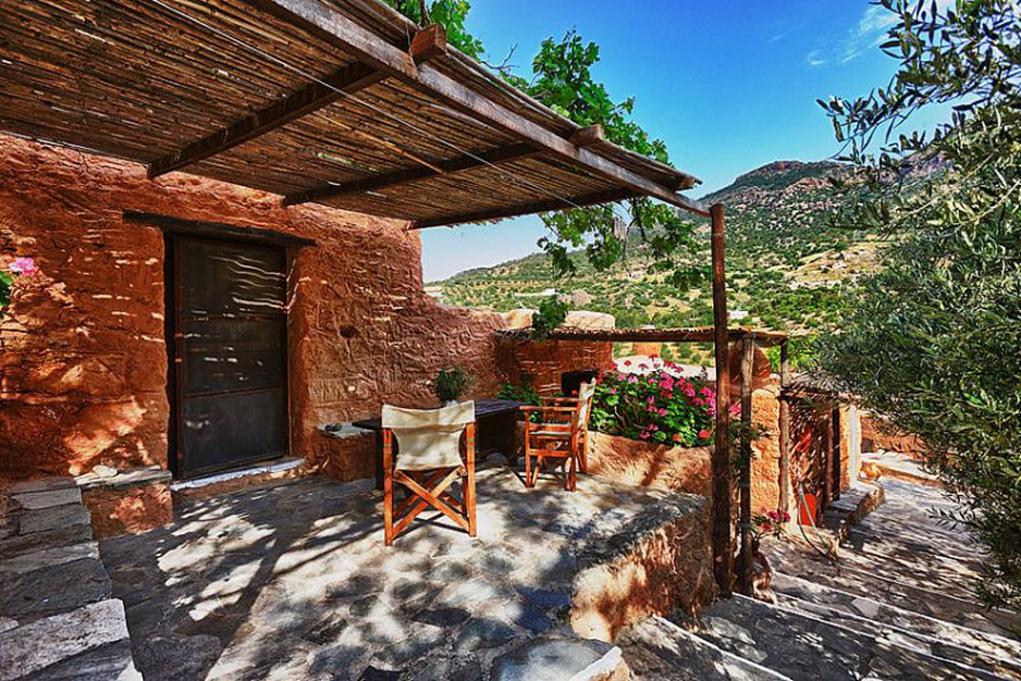 Entrance of a traditional Greek house at Aspros Potamos Hotel