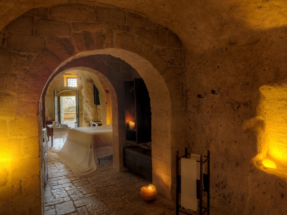 Corridor leading to the cave room