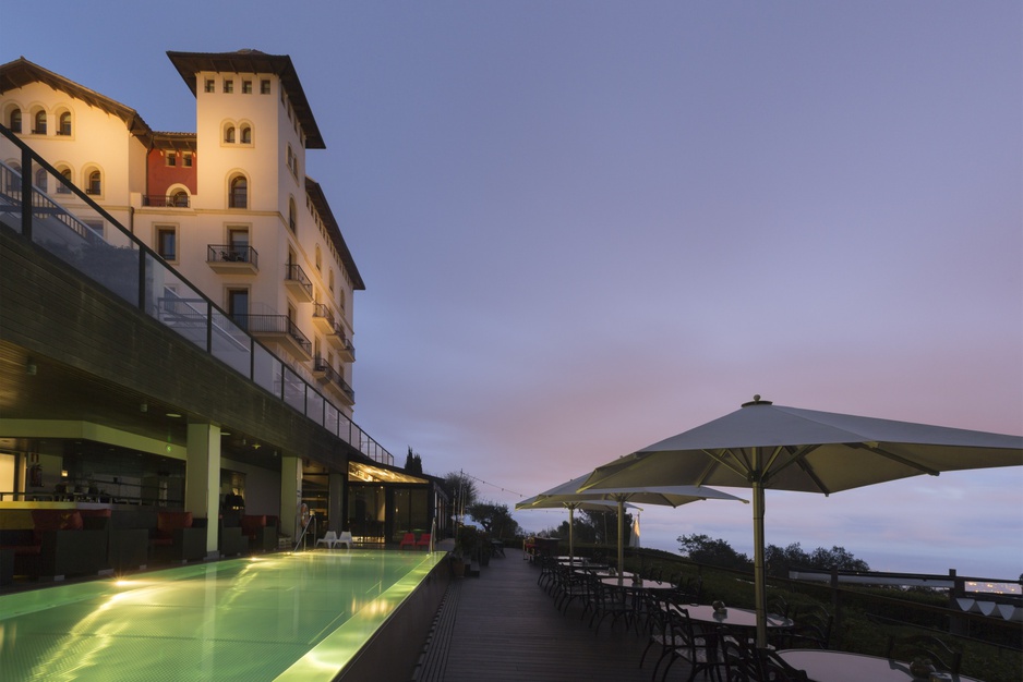 Gran Hotel La Florida outside pool at the evening